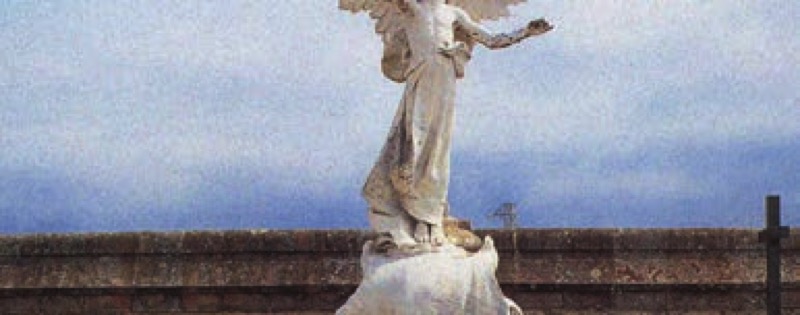 Escultura del ángel para el Panteón Piélago, posiblemente fotografiada en el taller de Llimona. (Fondo Domènech i Montaner, AHCOAC. Autor desconocido)