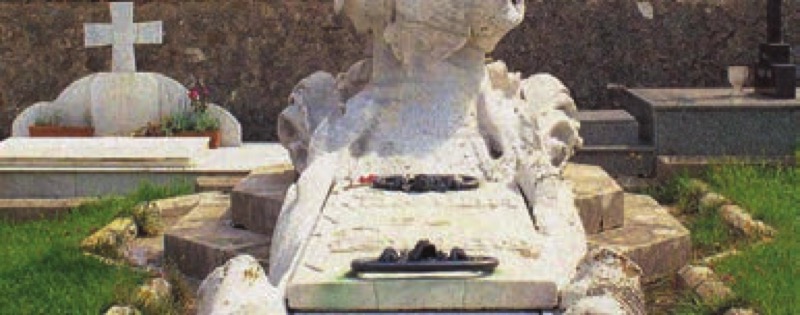 Dibujo (izquierda) y fotograbado (derecha) de la cruz del Panteón Piélago, según fue publicado en Hispania (1902).