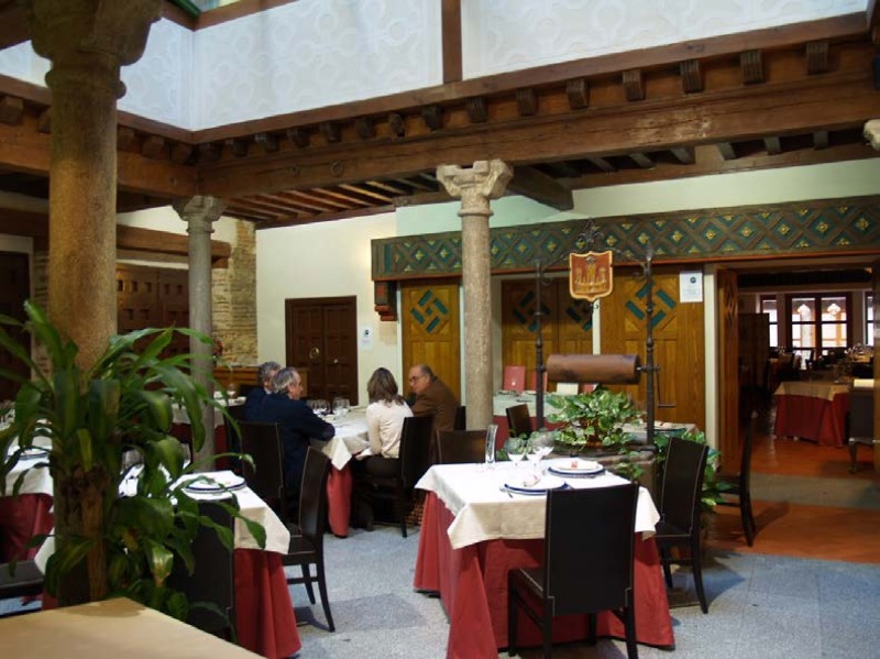 Figura 11. Patio interior de la Casa Mudéjar con columnata y cubierta acristalada