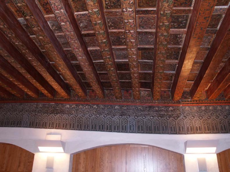 Figura 4. Alfarje de la sala principal, detalle de decoración policroma