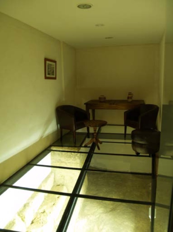 Figura 6. Interior de la Casa Mudéjar, sala con pavimento de mármol