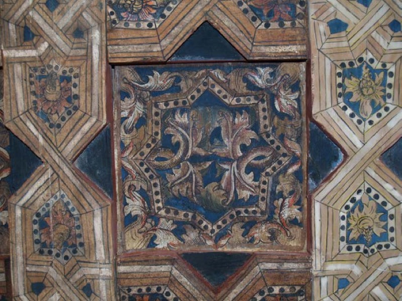 Figura 8. Detalle de panel central del alfarje del palacio alto, decoración de lazo