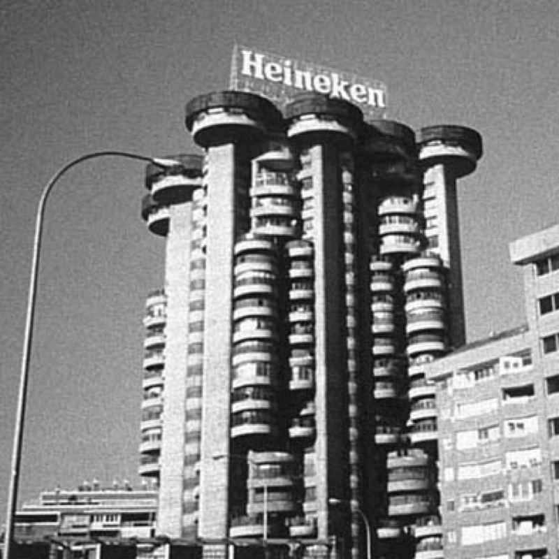 Edificios cubiertos de otros (textos: Madrid, El Cairo, Blade Runner, Futurama)