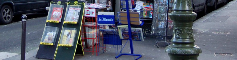 Ventanal de la tienda con recortes de prensa