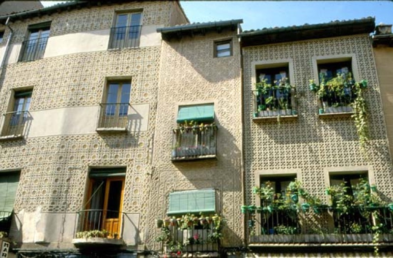 Agrupacion de fachadas esgrafiadas en la Calle Real de Segovia