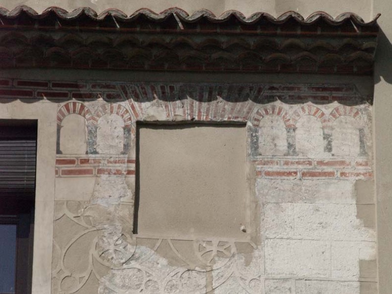 Pormenor de los zocalos pintados en la Torre de Hercules de Segovia