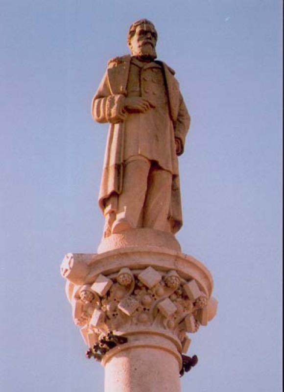 Detalles de los discos decorativos del dosel del Monumento a Antonio López.