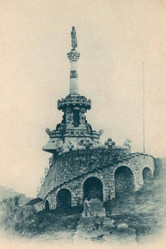 Monumento a Antonio López en construcción, c. finales de 1890. Fotografía de Romualdo Moro. Colección familiar Val Celis.