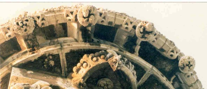 Modelos en yeso de los discos decorativos del Monumento a Antonio López en Comillas. AHCOAC (autor desconocido)