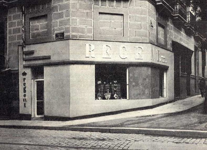 Fachada de la camisería Regent de Arniches y Domínguez. Fuente: "Tiendas nuevas en Madrid. La camisería de lujo Regent, la tienda de automóviles Ballot, la tienda de automóviles Euskalduna", Arquitectura, nº 99, julio de 1927, pág. 255.
