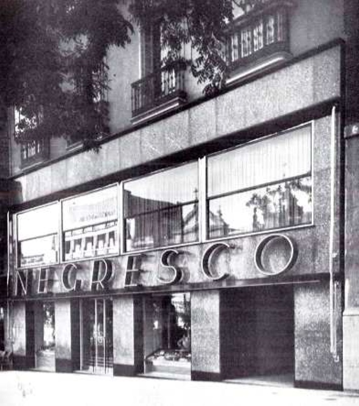 Portada del café Negresco de día (izq). Fuente: Jiménez Ortiz, Jacinto <a href=