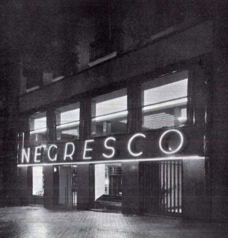 Portada del café Negresco de noche (drch). Fuente: Jiménez Ortiz, Jacinto <a href=