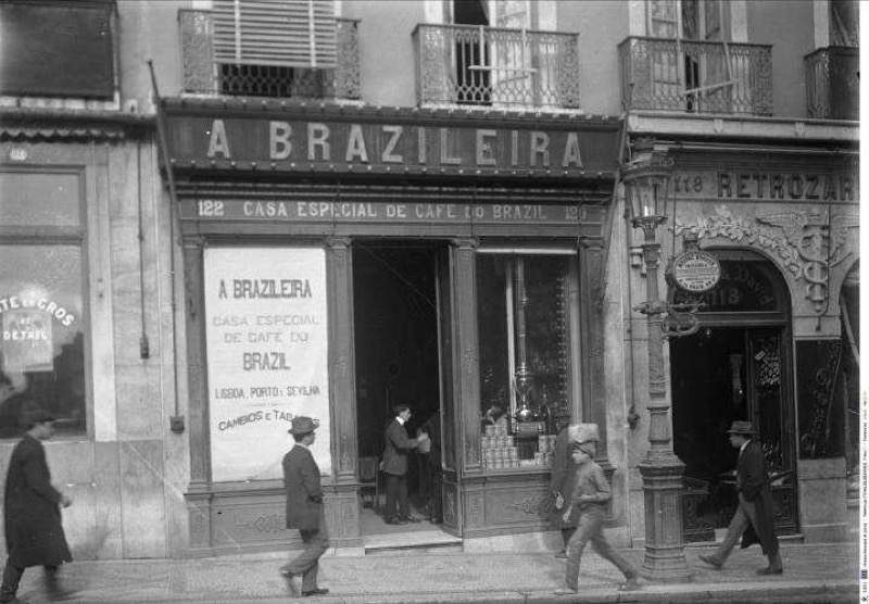Café A Brasileira do Chiado. Foto de Joshua Benoliel, 1911