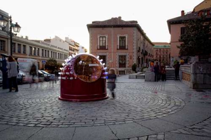 La hucha de los deseos. Fotografía durante la intervención en la Plaza de los Carros.