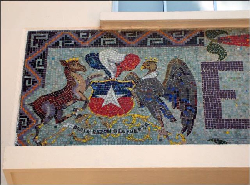 Detalles del mural de Fernando Marcos en el Frontis de la Escuela República de México en Chillán