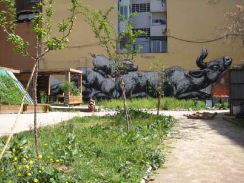 Zona cubierta de usos múltiples con mural al fondo