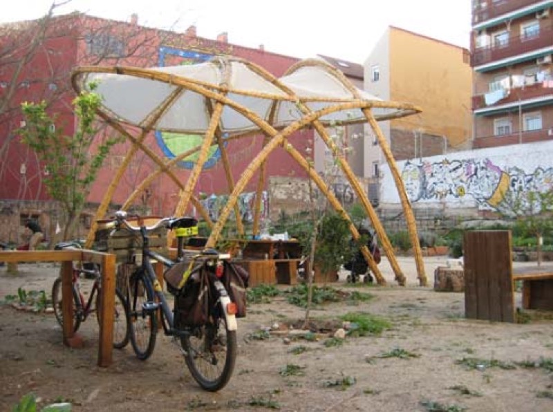 Zona de reuniones al aire libre con sombra