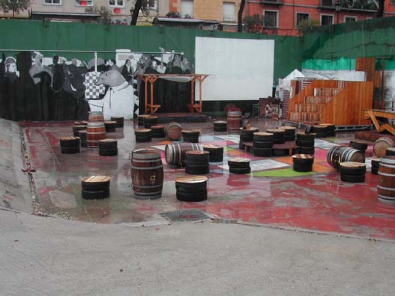 Campo de Cebada. Teatro al aire libre con gradas y mural al fondo