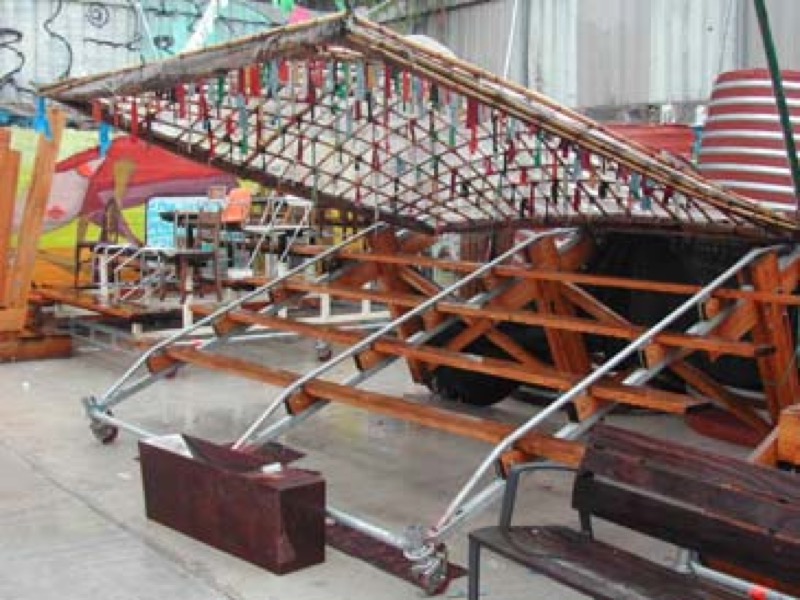 Campo de Cebada. Dos modelos de gradas con mural al fondo