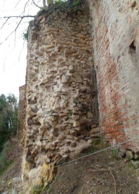 (izq.) Torre 49 de planta rectangular en la que se han expoliado los sillares esquineros, lo que hace aparentar una planta circular. (drch) Torre 4. Se observa la forma poligonal de la torre por la presencia de las aristas de la sillería.