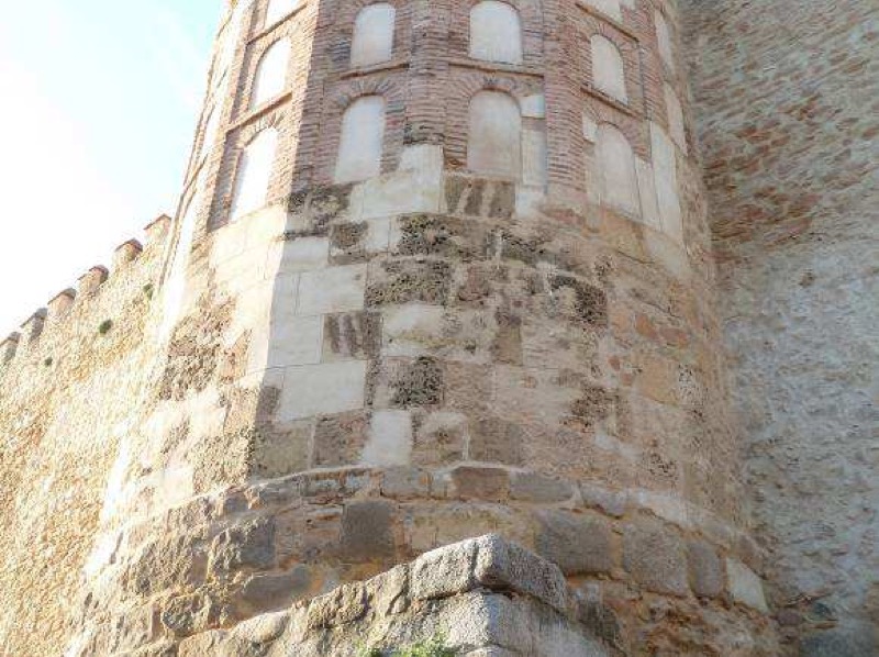 Torre 59. Torre de planta circular, única excepción en la ladera norte. Se trata de una reconstrucción completa del siglo XX. Su arranque es de planta rectangular.