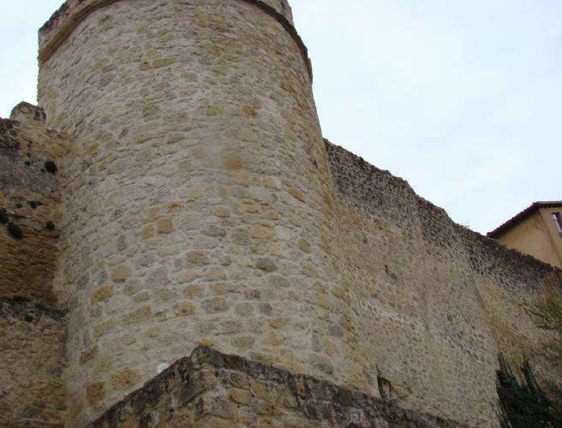 Torres 81 y 82, flanqueando el edificio del actual museo de Segovia.