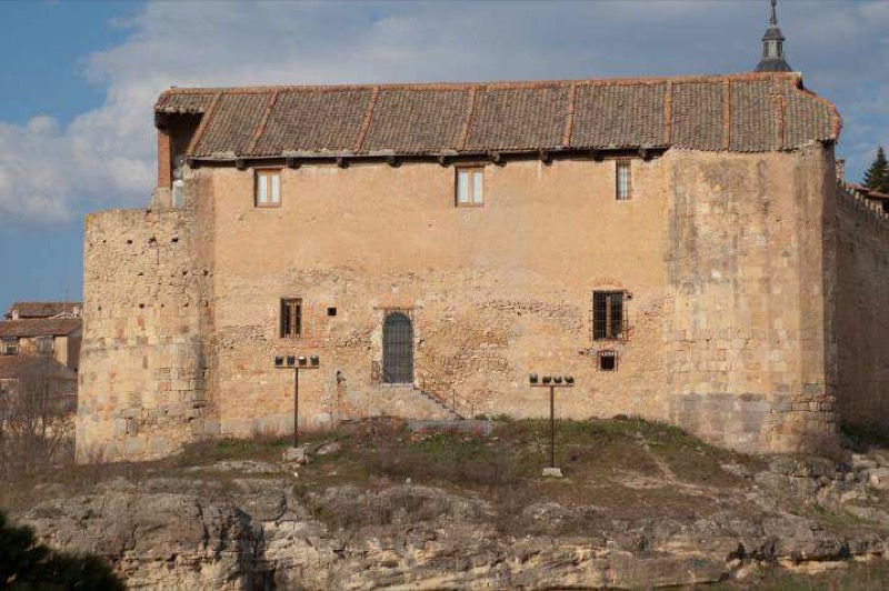 Torres 1 (poligonal a la izquierda) y 2 (rectangular a la derecha), flanqueando la puerta de San Andrés. En vez de dos torres, puede concebirse el conjunto como una puerta, flanqueada por una torre poligonal.