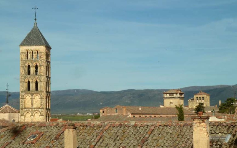 Fotografía realizada por encima de las cubiertas que permite disfrutar de la silueta urbana de las torres.