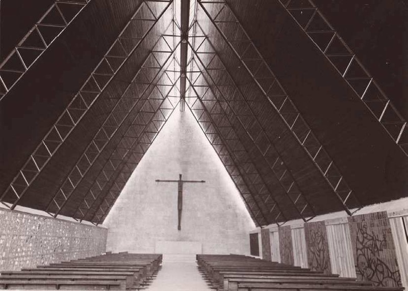 Crucificado en la iglesia del Poblado Dirigido de Canillas, Madrid, 1962