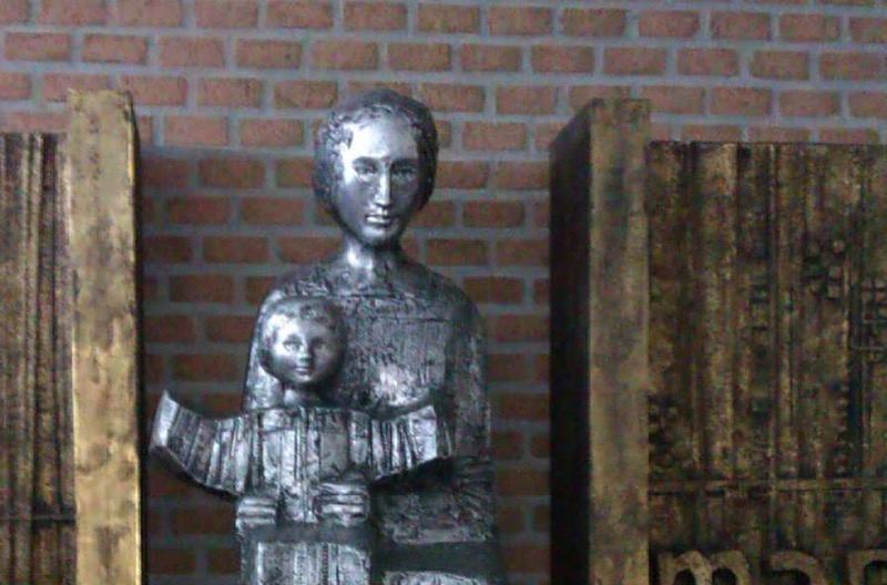 Escultura de Virgen con el niño en la parroquia de San Fernando