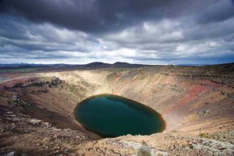 Cráter volcánico con agua, Islandia