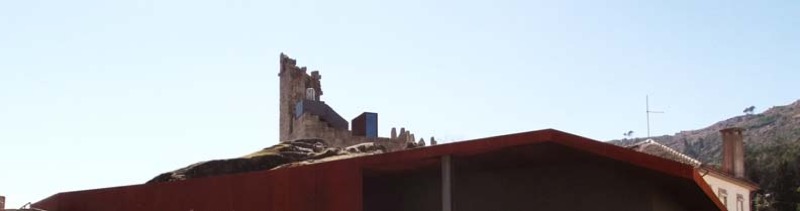 Castelo de Mogadouro: torre de menagem. Mogadouro, distrito de Bragança, região de Trás-os-Montes e Alto Douro, 2013. Fotografia da autora.