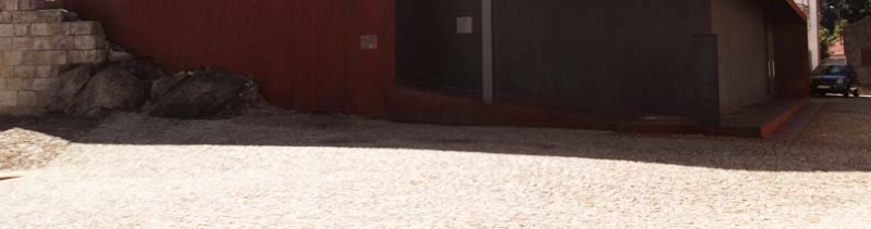 Castelo de Castelo Novo: espaço de recepção ao público resultante da intervenção patrimonial. Castelo Novo, distrito de Castelo Branco, região da Beira Baixa, 2013. Fotografia da autora.