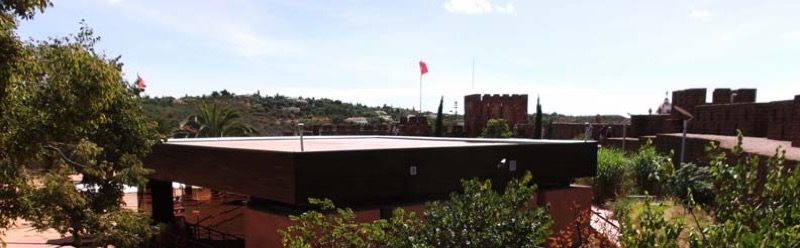 Castelo de Silves: casa de chá resultante da intervenção patrimonial. Silves, distrito de Faro, região do Algarve, 2013. Fotografia da autora.