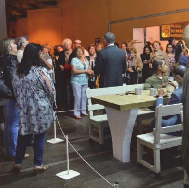 Público visitante recorriendo la muestra del Museo. En su mayoría se observan mujeres. Imagen facilitada por el encargado del Museo Tecnológico Aeroespacial, Sr. José Luis Araya. Tomadas por el fotógrafo del Área de Materiales Río Cuarto, Sr. Darío Merelles.