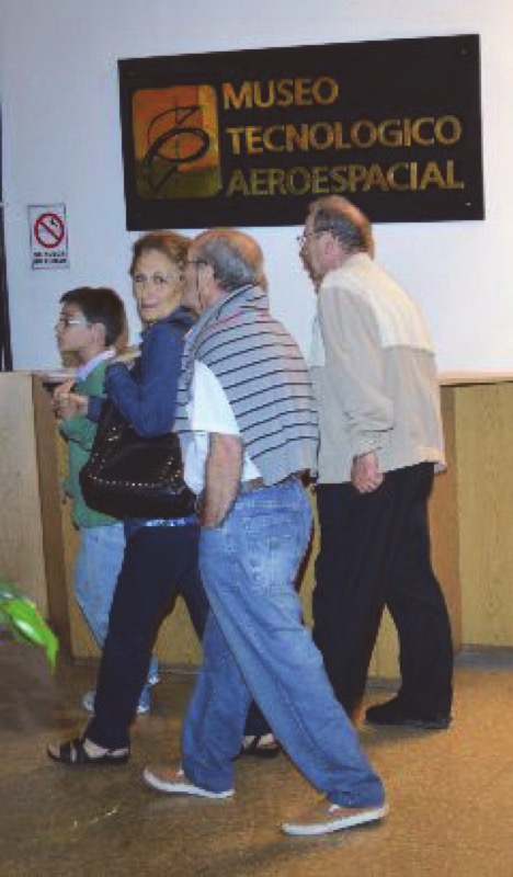 Nietos y abuelos llegando al Museo. Imagen facilitada por el encargado del Museo Tecnológico Aeroespacial. Tomadas por el fotógrafo del Área de Materiales Río Cuarto, Sr. Darío Merelles.