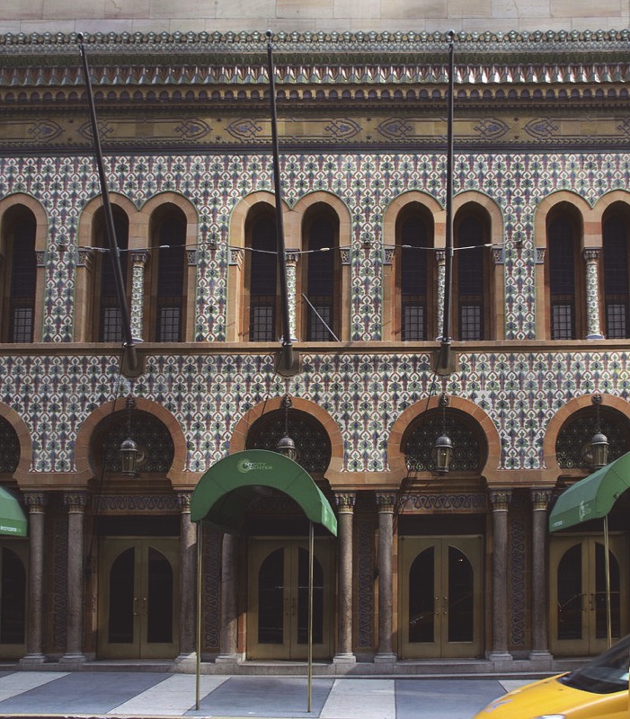 Auditorio Avalon/ New Regal Theater, Chicago 1927. Arqt. John Eberson. Fuente: Avalon New Regal Theater After the final Curtain <a href=