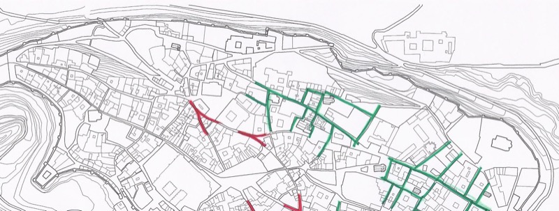 Morfología de las manzanas. En rojo se grafían las manzanas pertenecientes al tipo 1 y en verde las del tipo 2. Mientras las primeras son manzanas de forma irregular y con abundantes esquinas en ángulo agudo, el segundo tipo se caracteriza por la mayor regularidad, con tendencia al paralelepípedo rectangular con esquinas en ángulo recto. El predominio de las direcciones definidas por las calles principales y sus perpendiculares es patente. Fuente: elaboración propia.