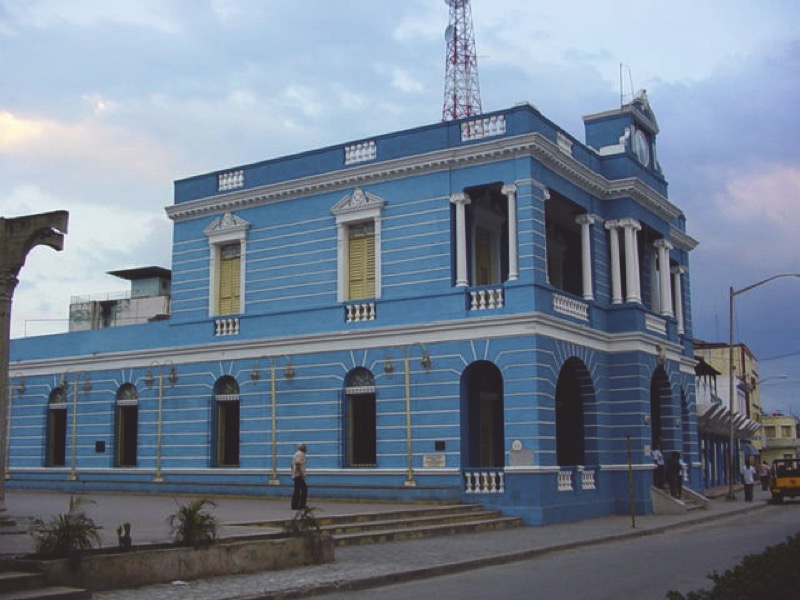 Edificio ecléctico en la ciudad de Las Tunas (Cuba)