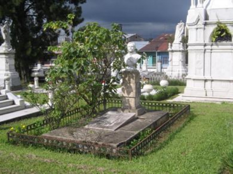 Tumba y monumento de Manuel María Peralta Alfaro