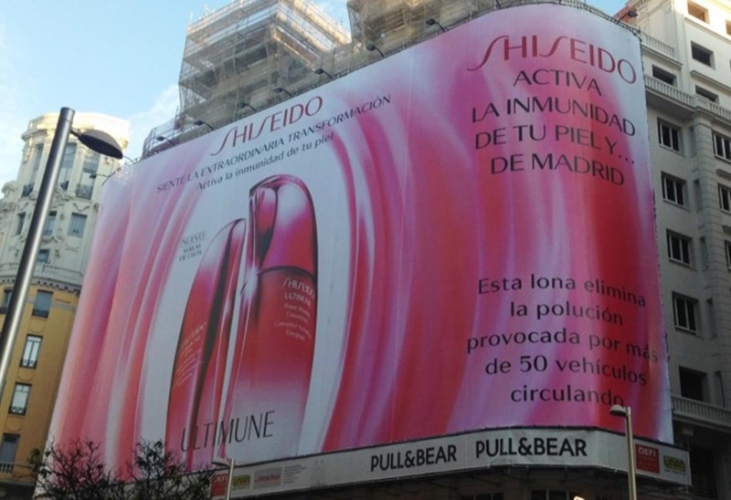 Lona ecológica y purificadora del aire instalada por Shiseido en Gran Vía 31, Madrid. Fuente: blog.shiseido.es/lona-de-shiseido.