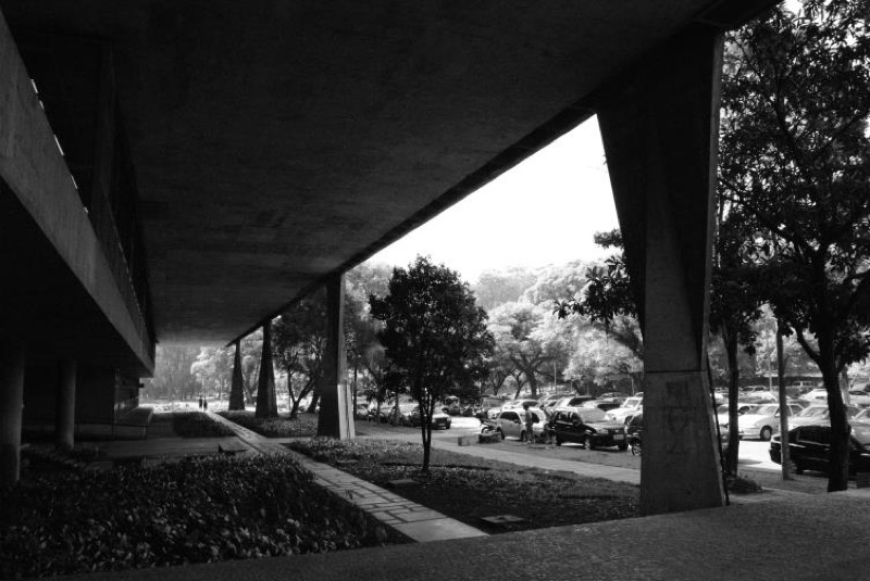 Vista actual de la planta de nivel de calle, desde la entrada, de la FAU