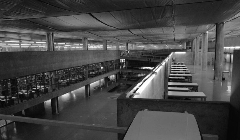 Vista actual de la plaza, espacio caramelo desde el ámbito de las aulas de la FAU