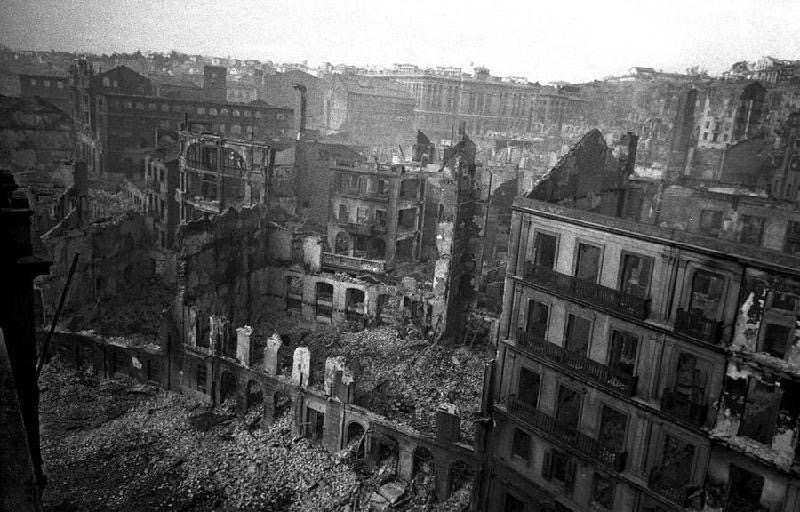 Plaza del Príncipe y rampa Arcillero tras el incendio de Febrero de 1941 y las posteriores demoliciones. (<a href=
