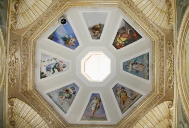 Interior del edificio, bóveda y pinturas al fresco