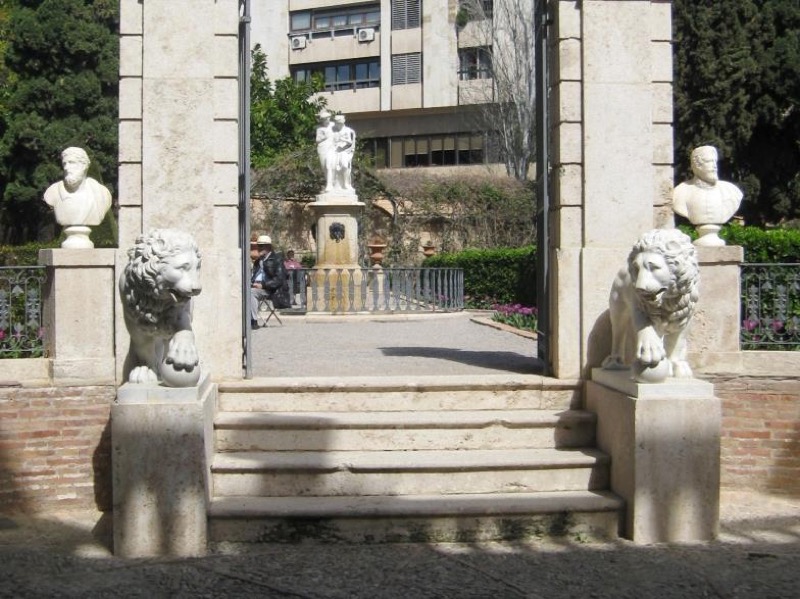 Acceso principal al jardín, con los leones esculpidos por Ponciano Ponzano