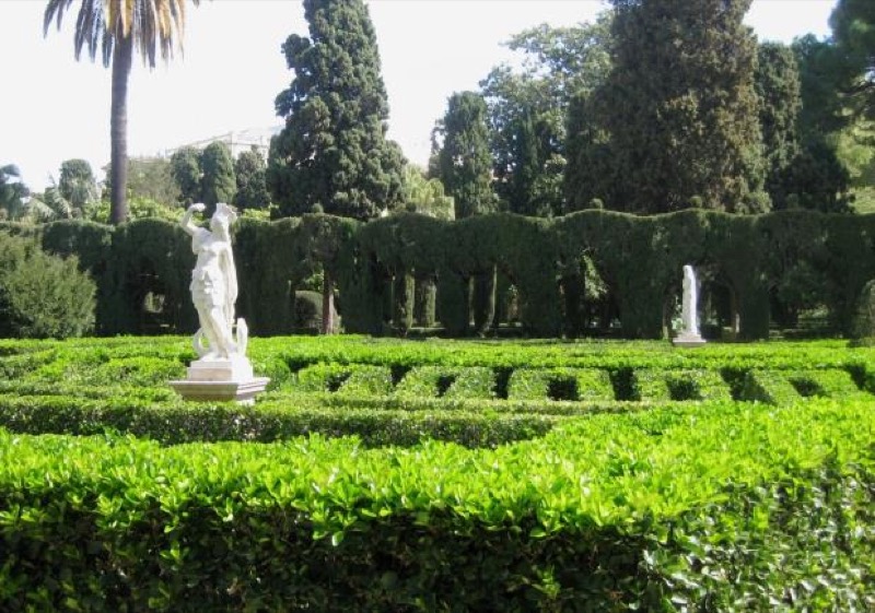 Vista del jardín geométrico con esculturas mitológicas