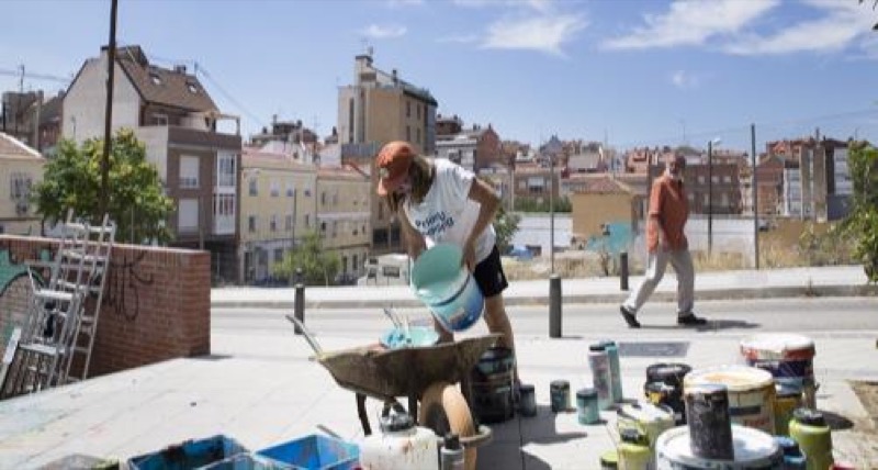Materiales para los trabajos de pintura mural, al fondo la Huerta de Tetuán
