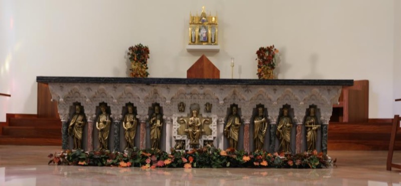 Vista general del altar ubicado en la capilla mayor del seminario