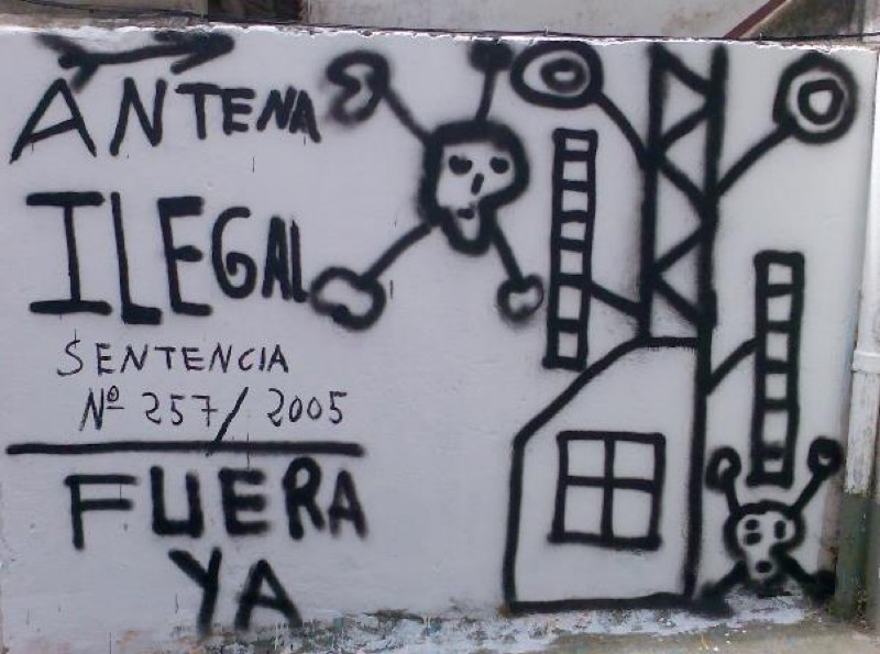 Pintada que sustituyó al mural (derecha)